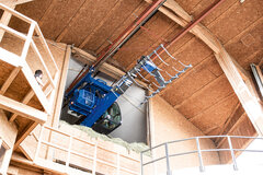 Concept d'agencement pratique et optimisé du point de vue statique. à gauche : cabine / au milieu : bras de grue / à droite : système hydraulique