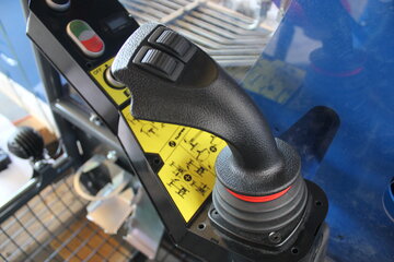 De série : joysticks proportionnels Danfoss 8 fonctions -  commande hydraulique.